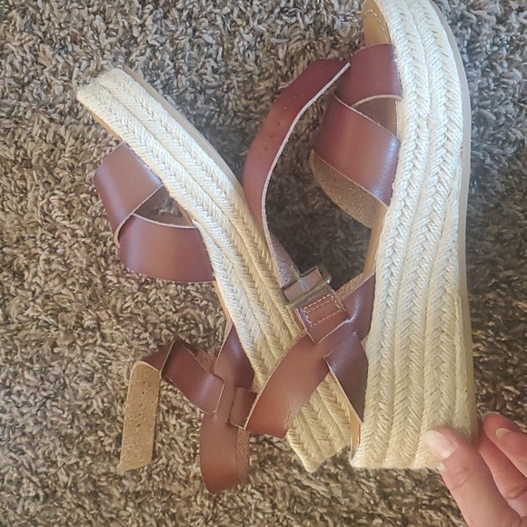 Cute rope platform sandals with a built in padded soles. Never worn. - Picture 3 of 3